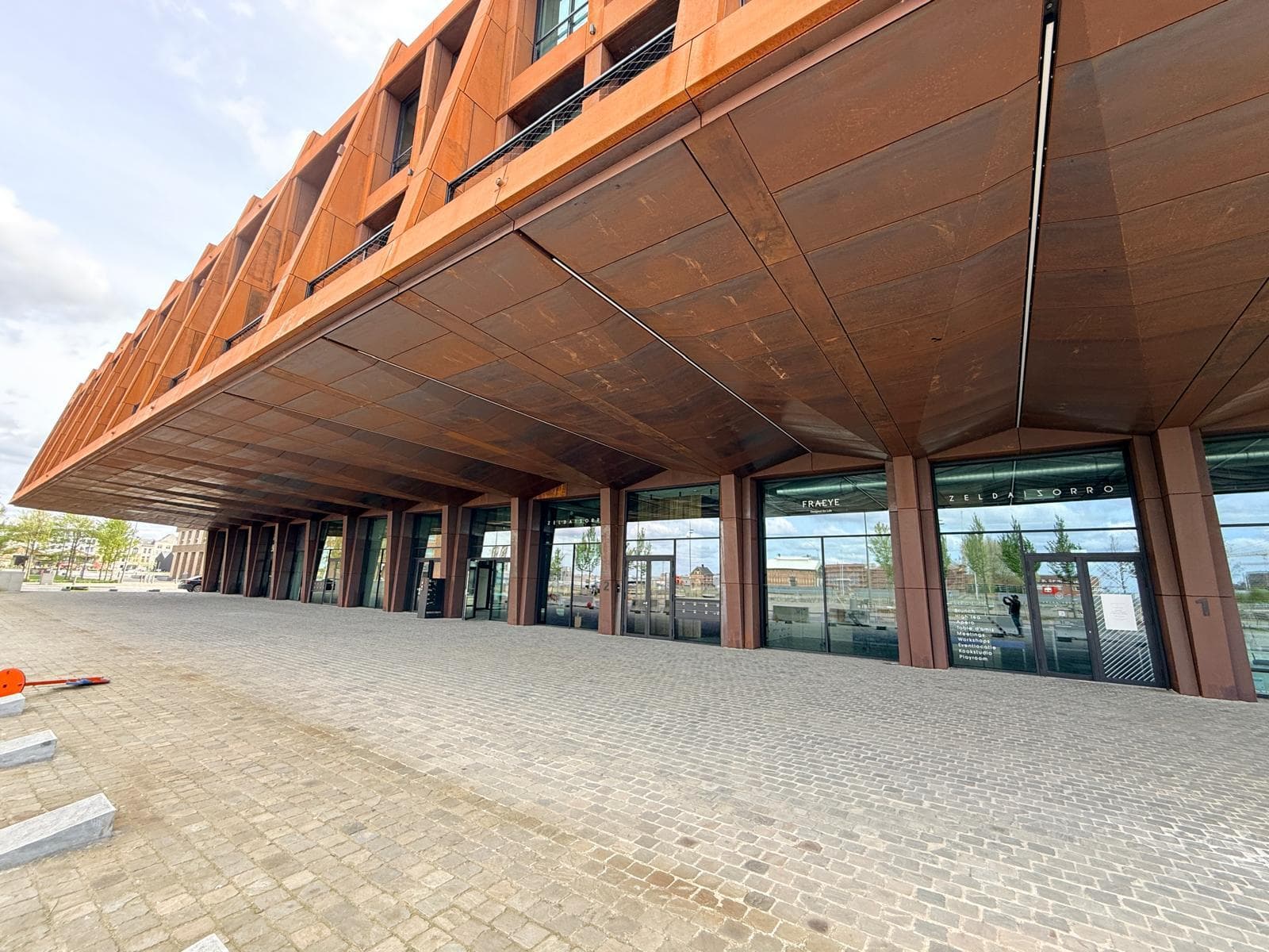 VANC Clinic Antwerpen — entrance to the corten-steel studio building